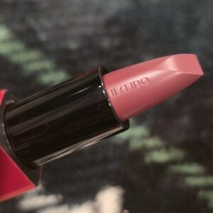 New Shiseido Scarlet Cluster  Lipstick